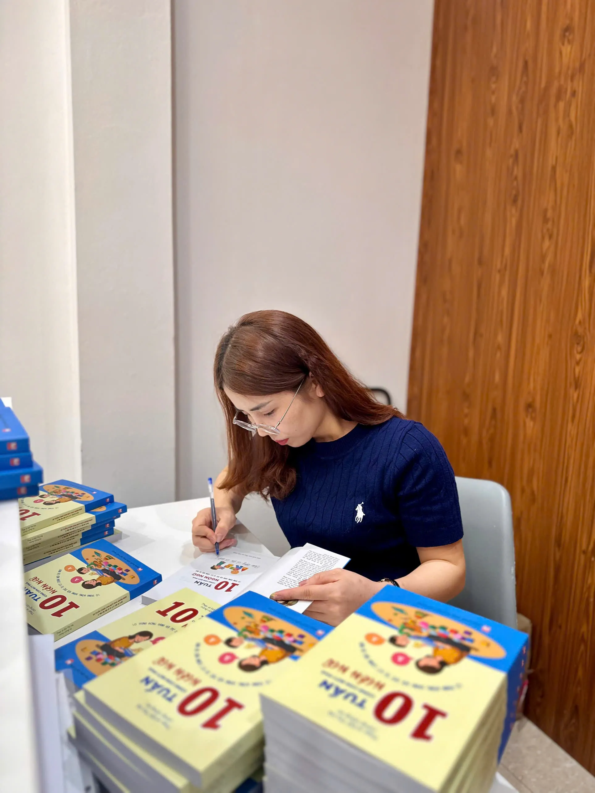 Cô Hà Đỗ ký tặng sách