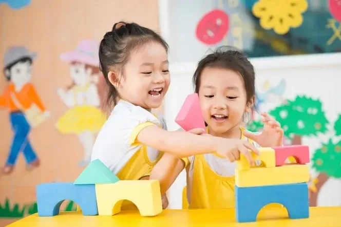 Nên can thiệp cá nhân 1-1 hay can thiệp bán trú cả ngày khi con gặp rối loạn phát triển