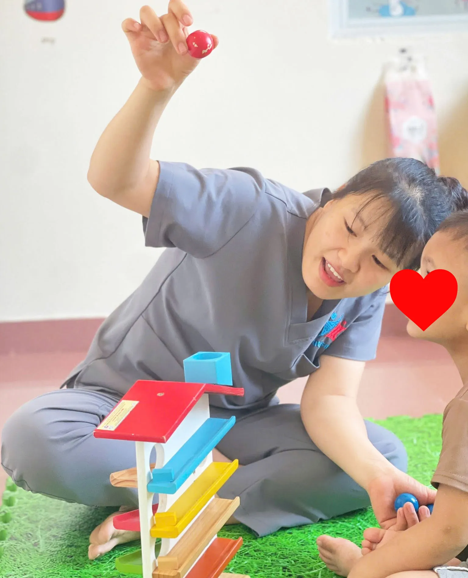Trẻ thực hành các chiến lược phát triển ngôn ngữ tại nhà dưới sự hướng dẫn của giáo viên.