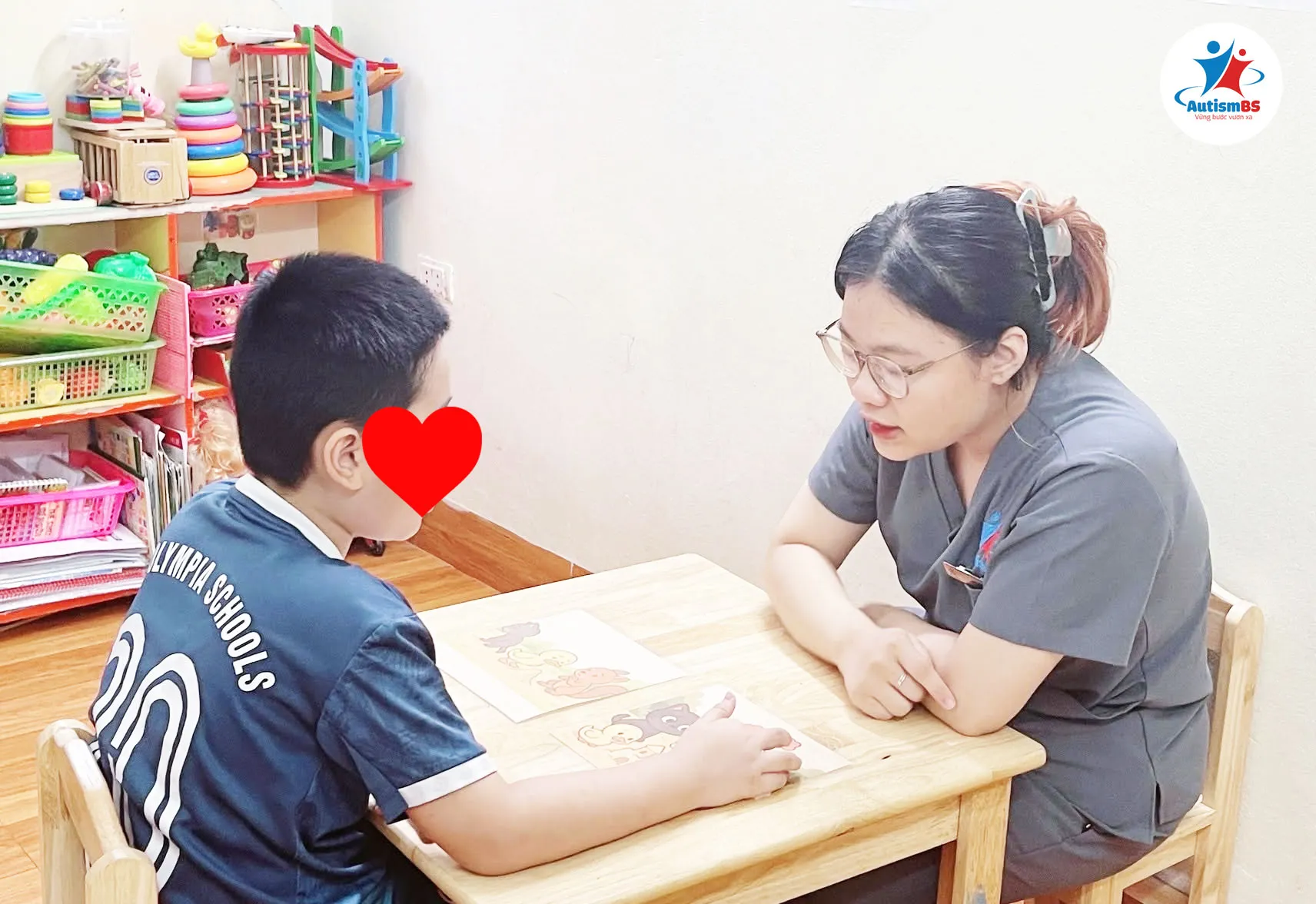Xây dựng mục tiêu dựa trên điểm mạnh, khó khăn và nhu cầu cụ thể của từng trẻ.