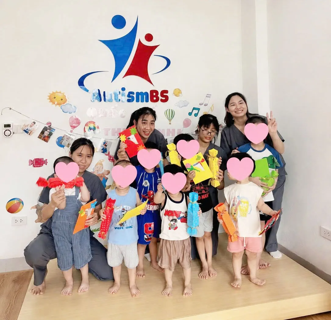 AutismBS đồng hành cùng trẻ có nhu cầu hỗ trợ về giao tiếp, ngôn ngữ, hành vi, tương tác xã hội và các kỹ năng phát triển.