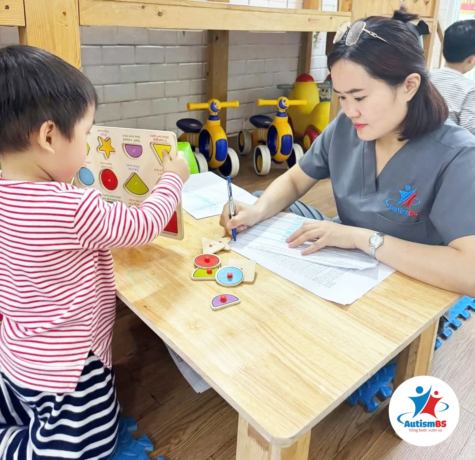 Giáo viên quan sát và điều chỉnh theo phản ứng của trẻ.