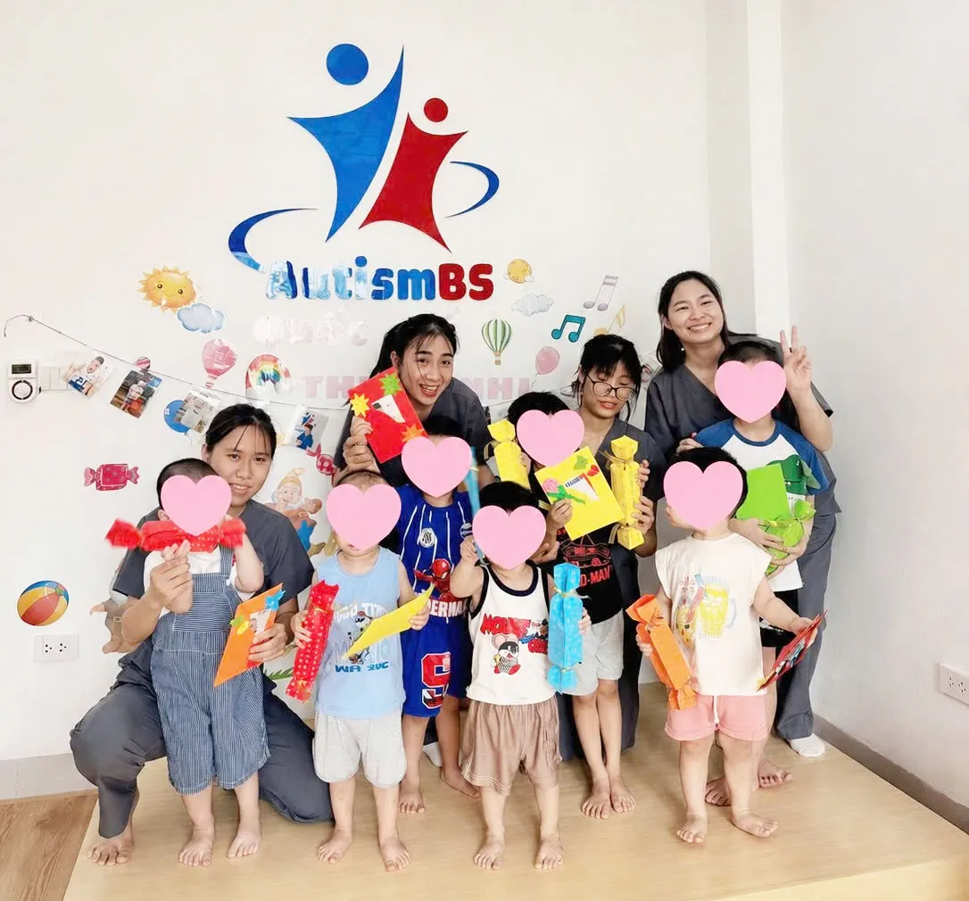 AutismBS hướng đến việc xây dựng sự phối hợp chặt chẽ giữa chuyên gia và gia đình, giúp trẻ có cơ hội phát triển kỹ năng trong cả lớp học lẫn cuộc sống hằng ngày.