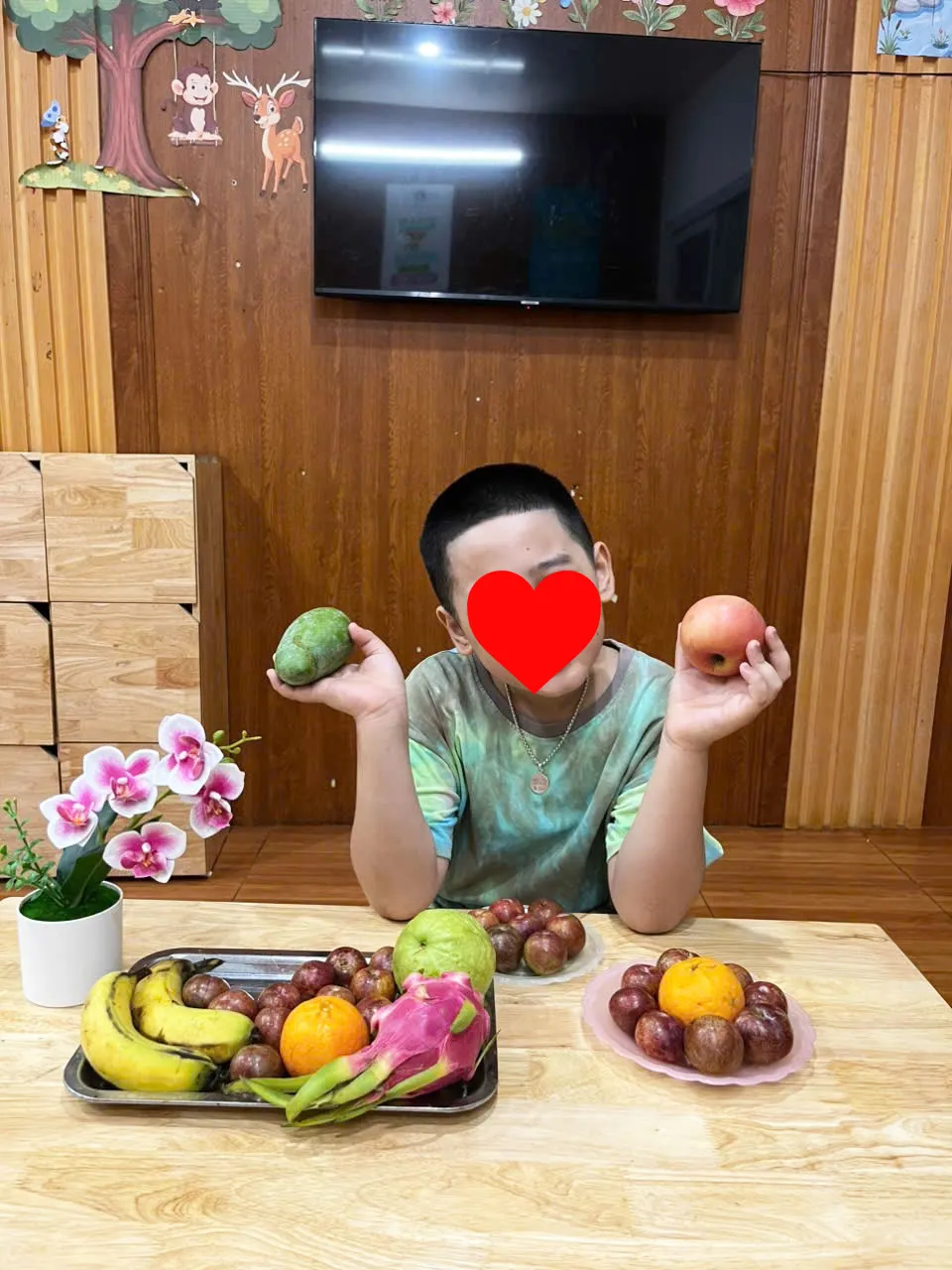 Hoạt động về Tết Đoan Ngọ giúp trẻ phát triển kỹ năng giao tiếp khi trò chuyện cùng bạn bè.