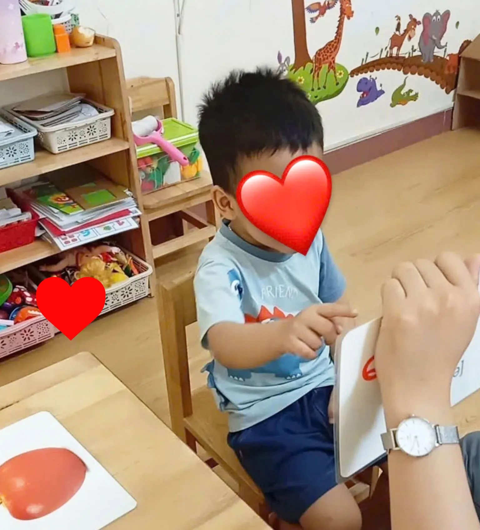 Trẻ học nói thông qua việc quan sát khẩu hình.