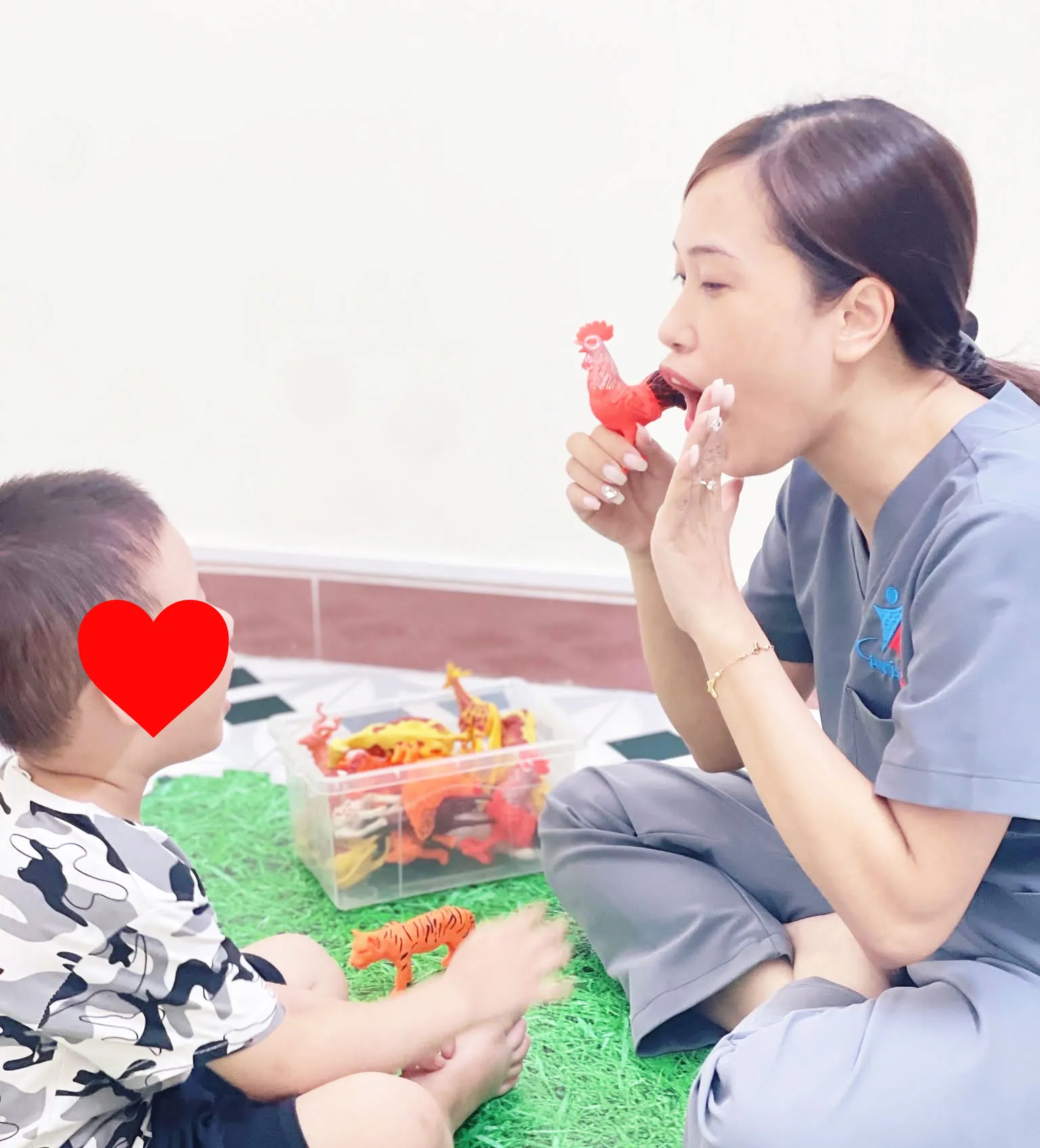 Trẻ học nói thông qua biểu cảm của giáo viên.