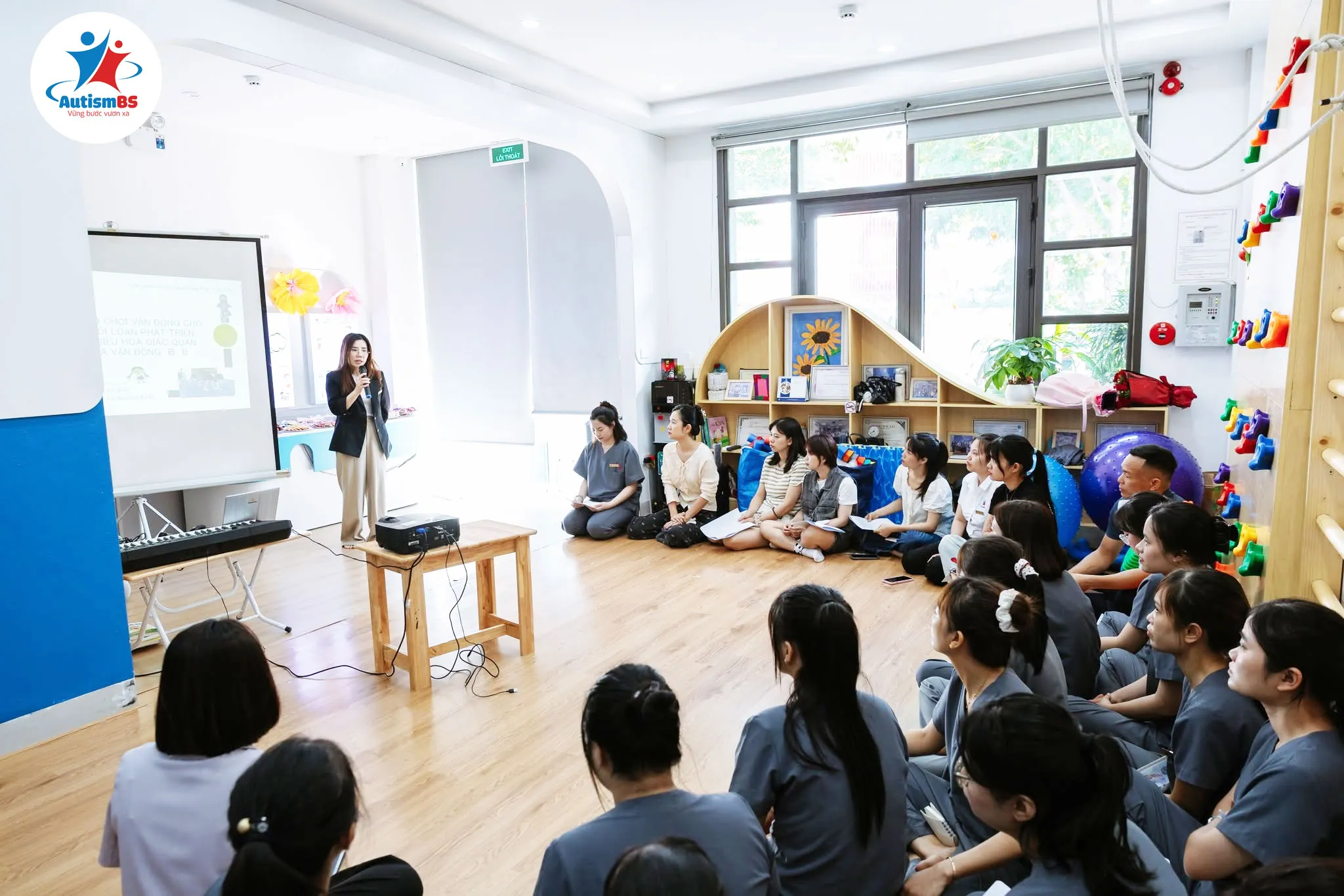 AutismBS đặc biệt chú trọng hướng dẫn giáo viên, phụ huynh cách hỗ trợ trẻ trong các tình huống hằng ngày.