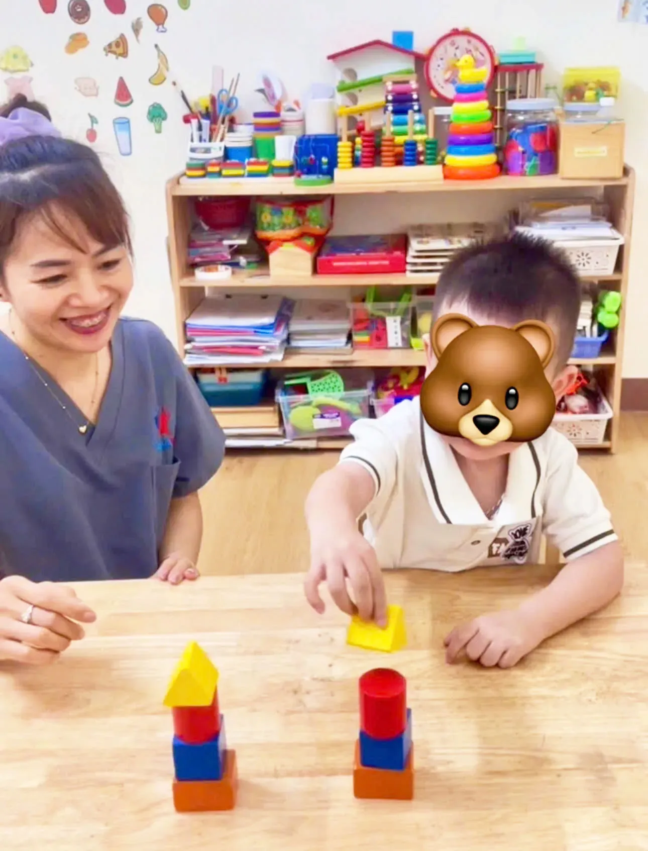Trẻ không chỉ học cách đưa ngón tay, mà còn học cách chia sẻ thế giới của mình với người khác.