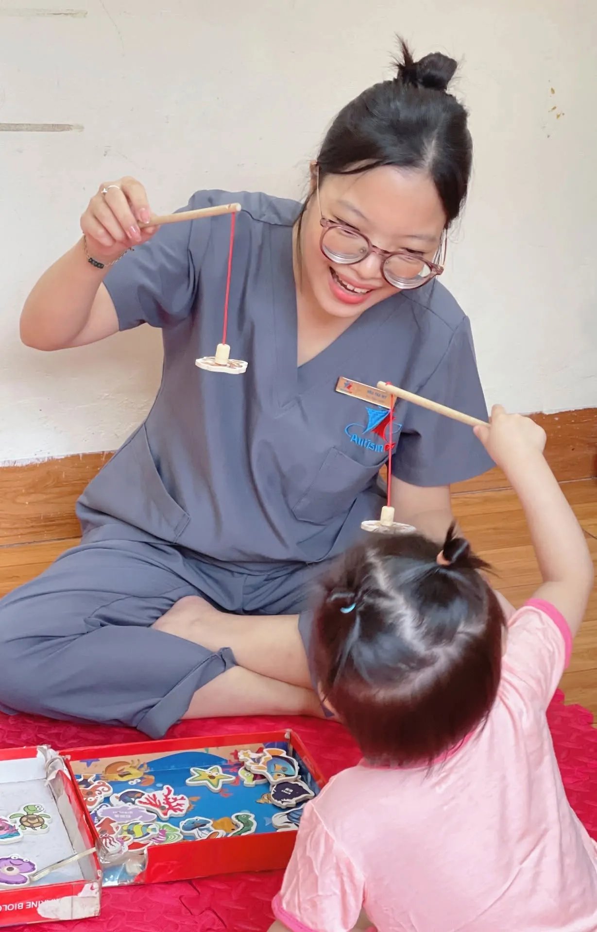 Tạo ra những tình huống khiến trẻ muốn nhìn.