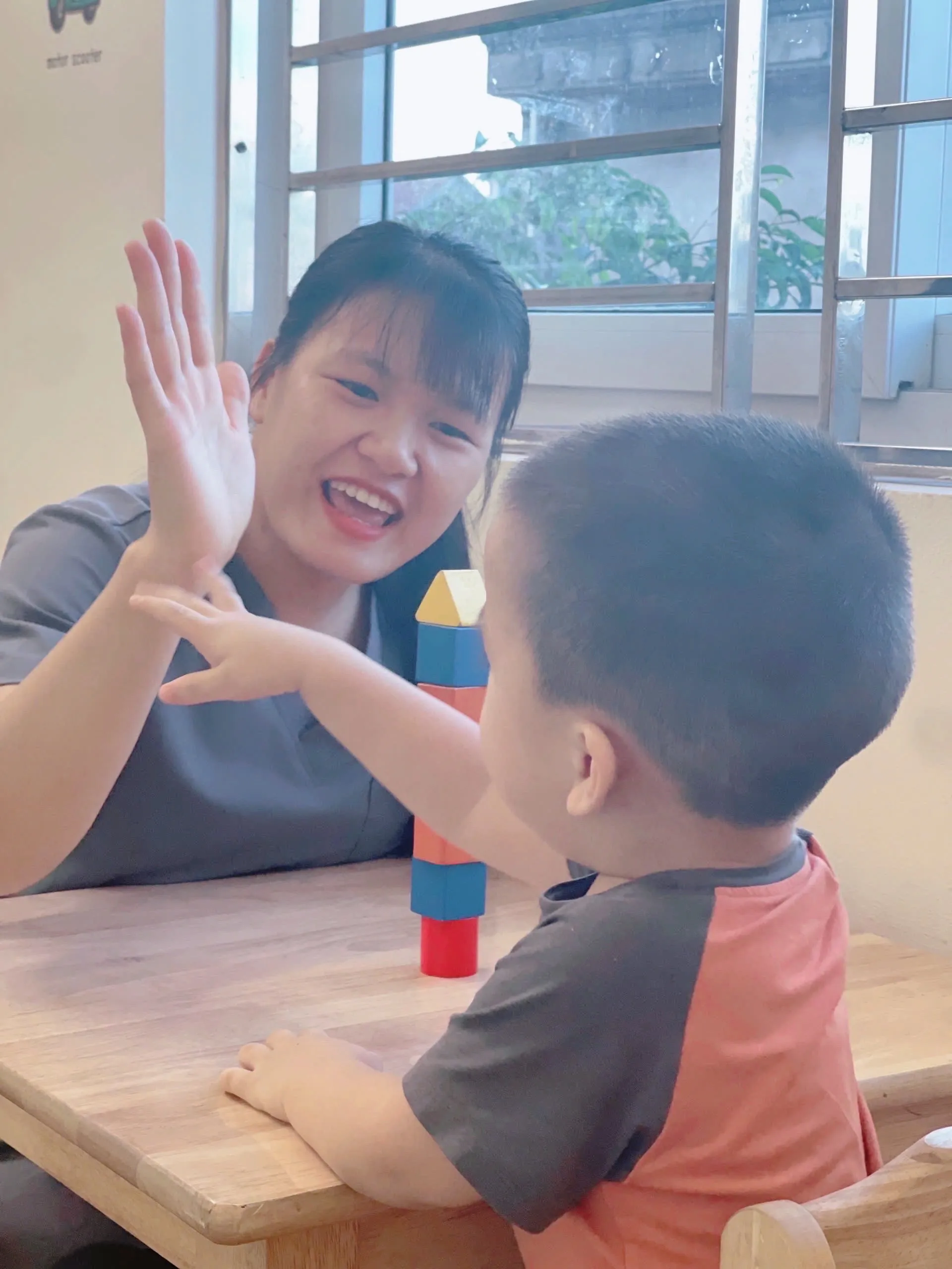 Trẻ 6–10 tuổi tự kỷ có thể cải thiện không? Có muộn quá để can thiệp không?