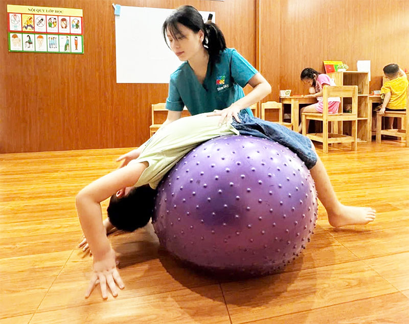 Mốc thời gian nào là phù hợp để đưa con đi kiểm tra khi con có dấu hiệu chậm nói