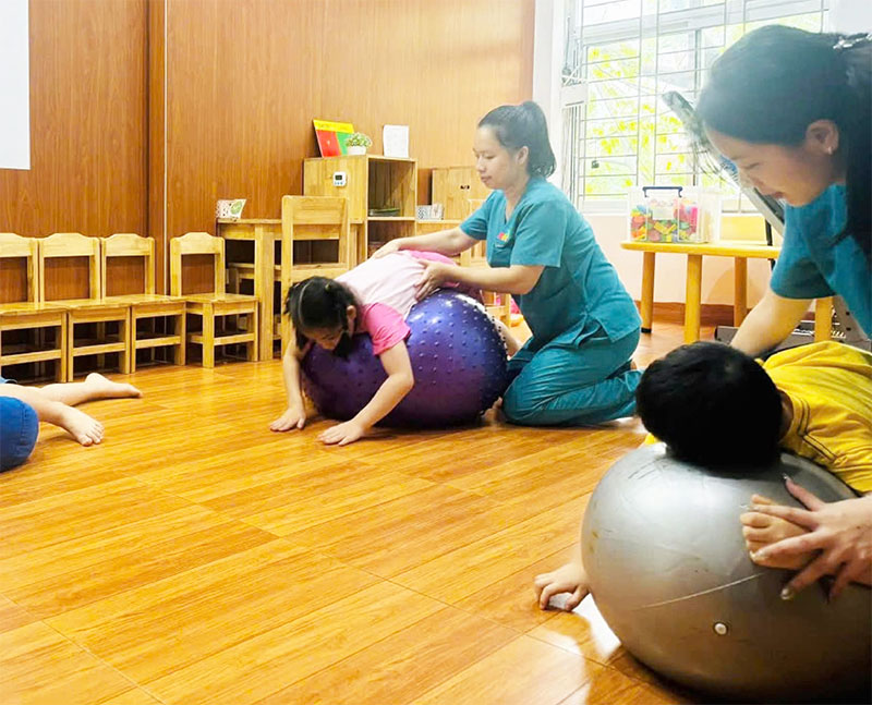 Trẻ tự kỷ có cần cá nhân hóa chế độ ăn và vận động không?
