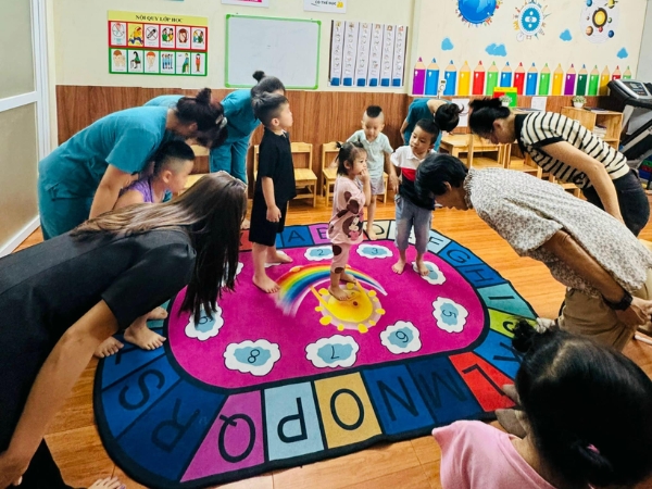 Chuẩn bị cho hội thảo tập huấn phụ huynh và giáo viên của hệ thống, chuyên gia và giáo viên đang làm việc hết công suất mỗi ngày
