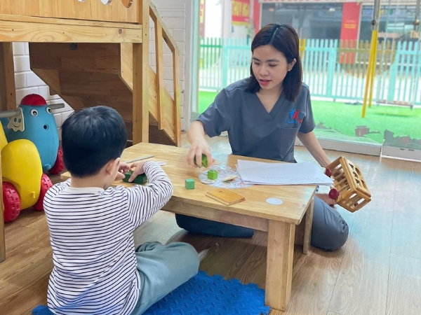Tại sao trẻ tự kỷ thích nói tiếng anh?