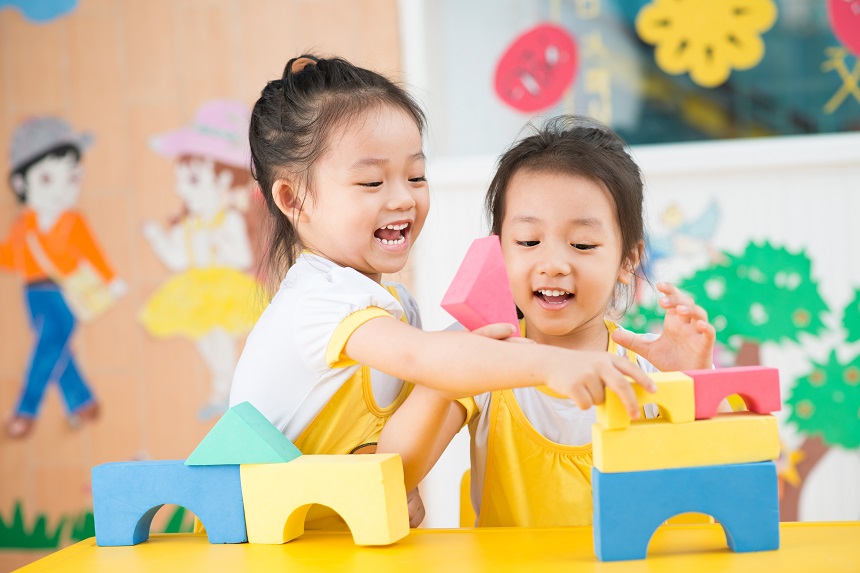 Nên can thiệp cá nhân 1-1 hay can thiệp bán trú cả ngày khi con gặp rối loạn phát triển