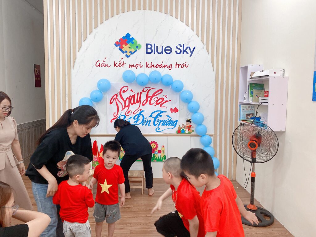 Trẻ rối loạn phát triển nói chung và trẻ tự kỷ nói riêng chào đón năm học mới bằng một cách khác
