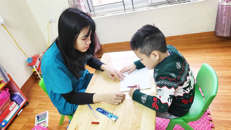 Để con viết theo tay thuận hay ép con phải viết tay phải?